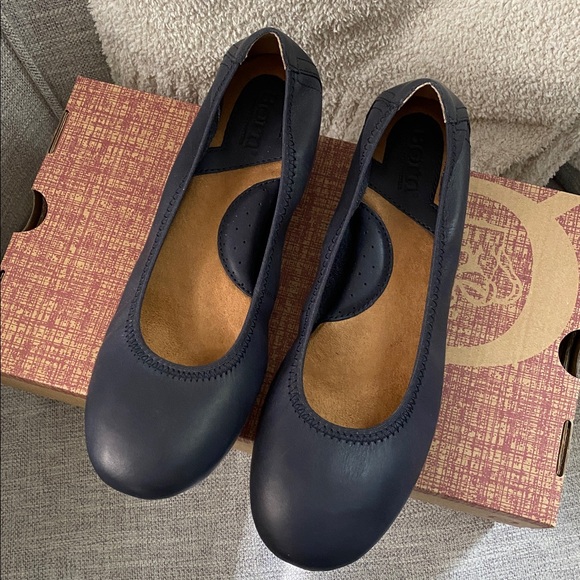 Born Women's Navy Ballet Flats - Picture 3 of 7